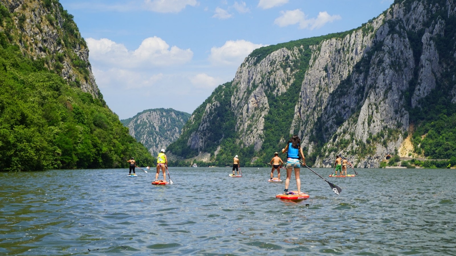 Explorează natura practicând Stand Up Paddle în Cheile Nerei