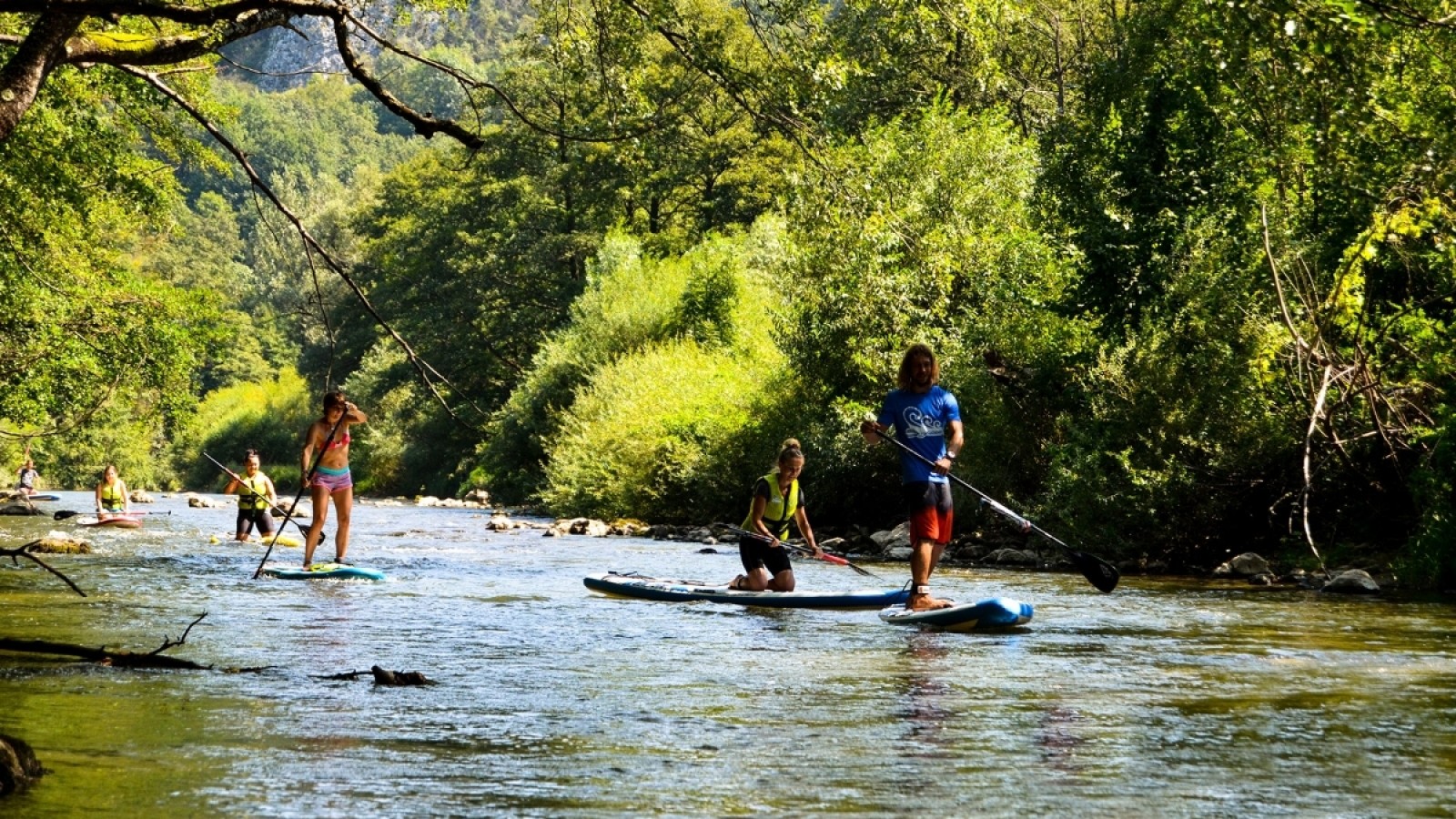 Explorează natura practicând Stand Up Paddle în Cheile Nerei