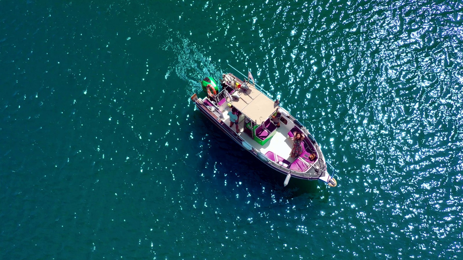 Ieșire cu șalupa la plajă și baie în mare